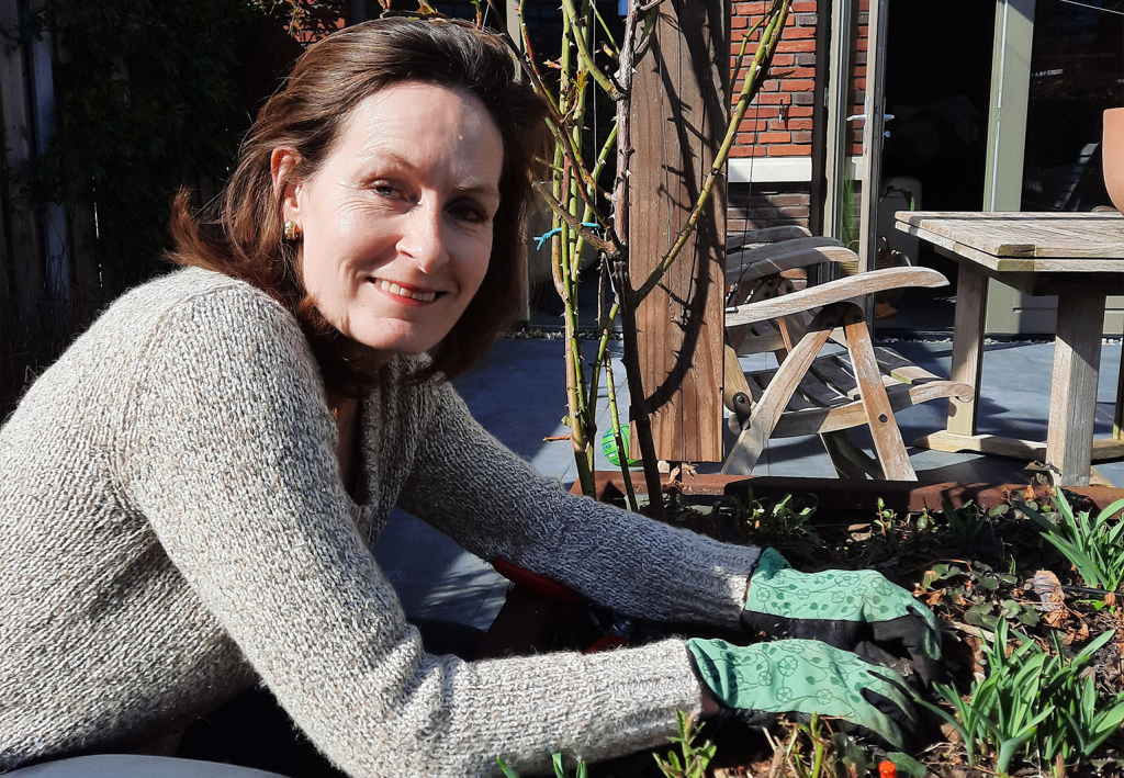 Nathalie tuiniert graag in haar tuin