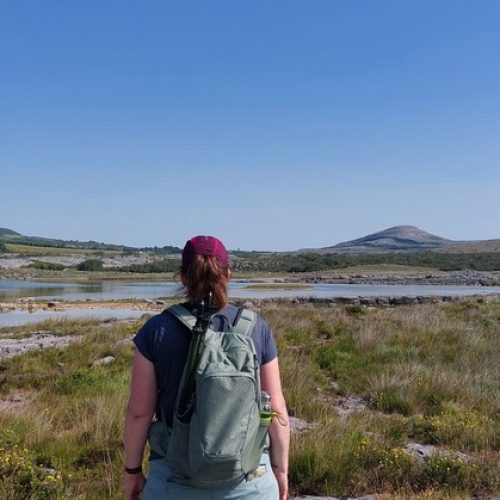 Anneke tijdens een wandeling in Ierland