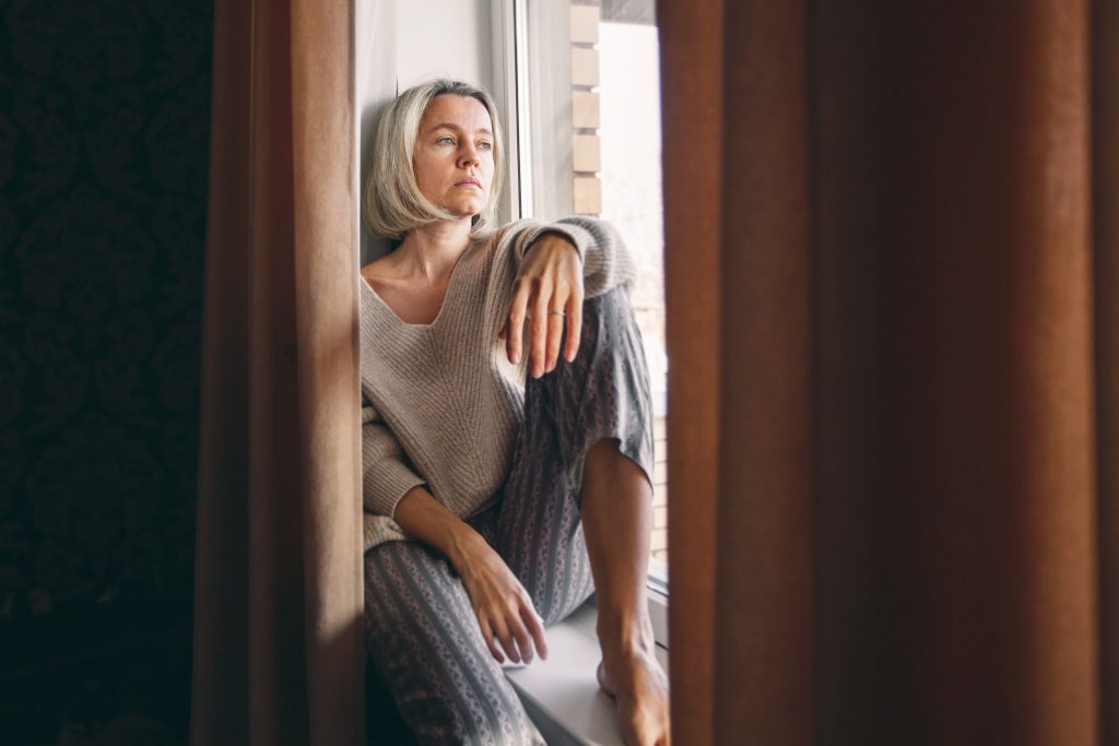 Mevrouw peinzend over haar symptonen die lijken op parkinson