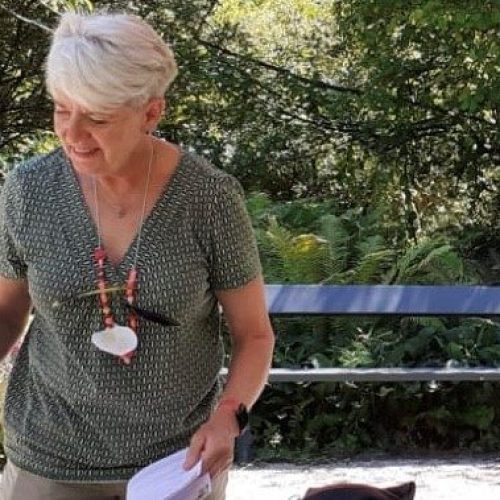 Sandra (heeft parkinson) samen met één van haar kleinkinderen